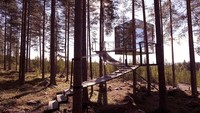 Yang pertama ada Mirrorcube di Treehotel, Swedia. Penginapan berwujud rumah pohon mewah ini luarnya berlapis kaca memantulkan objek di sekeliling, seperti kamuflase (Treehotel)