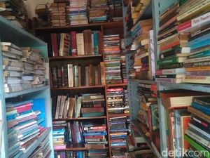 Cara Terbaik Melawan Buku Komunisme