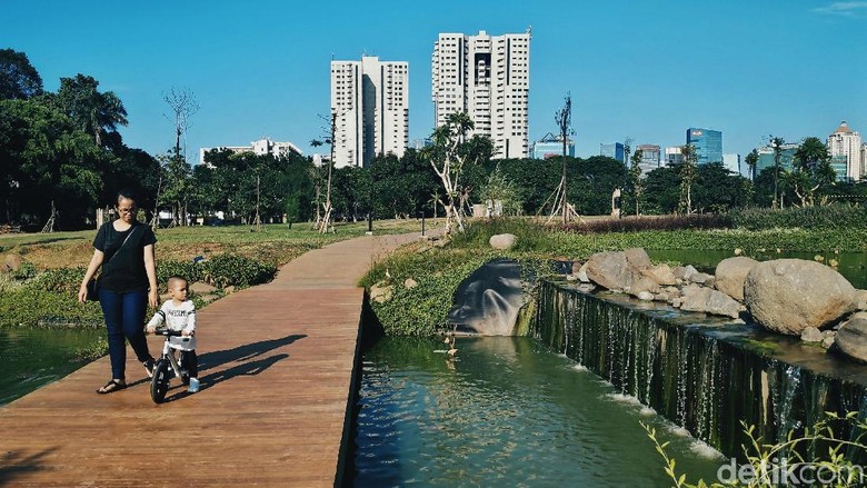 Hutan Kota Gelora Bung Karno Jakarta punya alternatif tempat wisata yang sejuk dan bebas asap polusi selain mal. tempat wisata itu adalah hutan kota di kawasan Gelora Bung Karno. Penasaran?