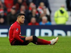 Alexis Sanchez, yang kembali jadi starter usai pulih dari cedera, tak mampu menuntaskan laga. Ia ditarik keluar pada menit ke-64 karena mengalami masalah pada hamstringnya. Foto: Phil Noble/Reuters
