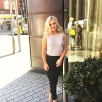 Sukses jadi ratu kecantikan, Kate Grant pun mulai terjun sebagai model. Kate sendiri mengaku bercita-cita menjadi peragawati sejak usia 13 tahun. Sebelumnya ia pernah berjalan di Belfast Fashion Week dan beberapa butik lokal.  Foto: Dok. Instagram @kategrantmodel