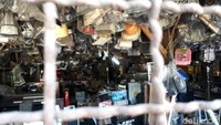 Sebuah tempat di kawasan Jalan Bungur Raya, Beji, Depok, menjual beragam barang unik nan menarik.