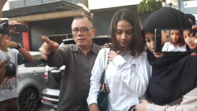 Berwajah Sedih, Vanessa Angel Keluar dari Polda Jatim