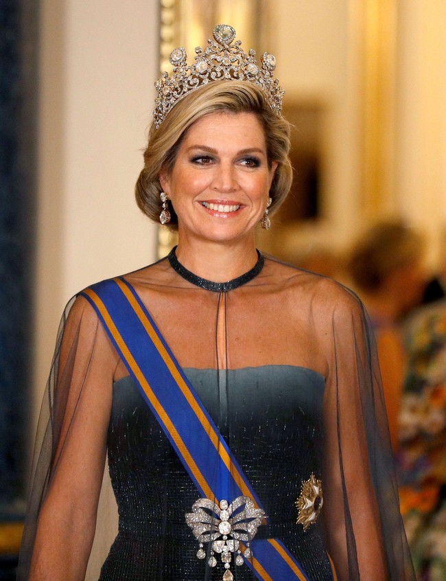 Ratu Maxima dari Belanda juga memiliki gaya busana yang anggun, dan kerap memilih coat dress atau gaun panjang untuk acara publik. Ia menghabiskan US$ 61 ribu atau Rp 867 juta untuk belanja busana di tahun 2018. Foto: Dok. Getty Images
