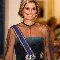 Ratu Maxima dari Belanda juga memiliki gaya busana yang anggun, dan kerap memilih coat dress atau gaun panjang untuk acara publik. Ia menghabiskan US$ 61 ribu atau Rp 867 juta untuk belanja busana di tahun 2018. Foto: Dok. Getty Images