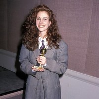 Julia Roberts mengenakan setelan jas kebesaran di karpet merah Golden Globe Awards 1990. Foto: Dok. Getty Images