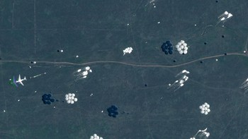 Foto yang memperlihatkan latihan militer Rusia. Terlihat momen orang terjun dari pesawat dan mengembangkan parasutnya. Foto: Digital Globe