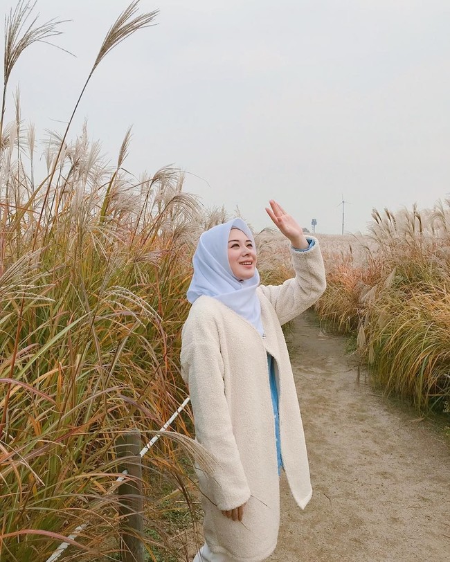 Gaya hijab Ayana Moon sudah sangat menyerupai orang Indonesia. Ia senang memakai hijab segi empat, bahkan hijab motif dan khimar yang kini sedang hits di sini. Foto: Dok. Instagram