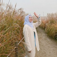 Gaya hijab Ayana Moon sudah sangat menyerupai orang Indonesia. Ia senang memakai hijab segi empat, bahkan hijab motif dan khimar yang kini sedang hits di sini. Foto: Dok. Instagram