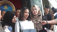 Vanessa Angel keluar pada 16.42 WIB didampingi sahabatnya Jane Shalimar.  Foto: Hilda Meilisa Rinanda/ detikHOT