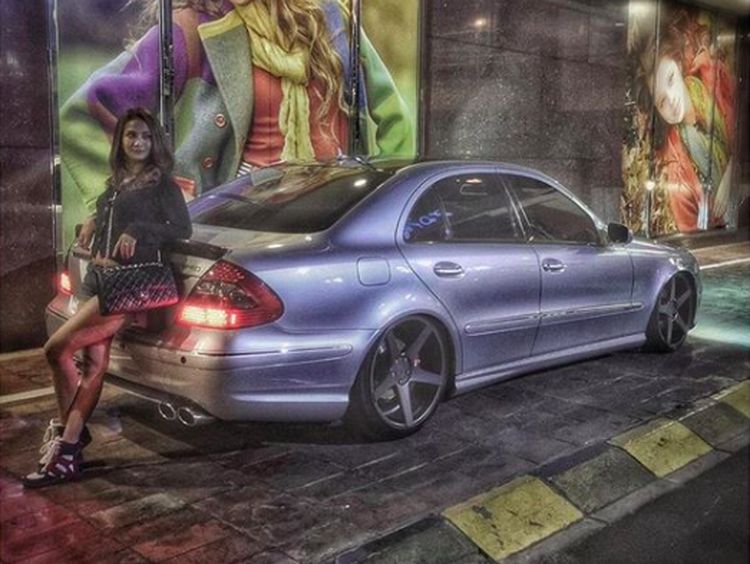 Gaya Vanessa Angel di Antara Mobil-mobil Jerman dan Motor Kecil