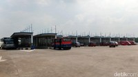 Terminal untuk angkutan umum seperti Damri, angkot, kopaja serta transjakarta dibangun ditempat yang sama.