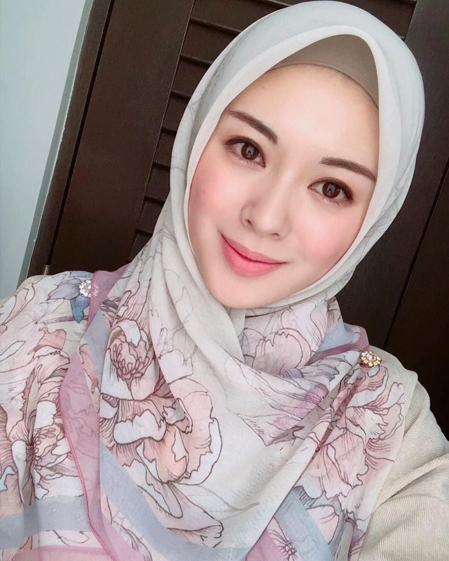 Ayana Moon pertama kali dibawa oleh Dian Pelangi ke Indonesia. Sekarang, Ayana Moon memiliki banyak sahabat di Indonesia, tak heran jika hal itu memengaruhi gaya hijabnya sehari-hari. Foto: Dok. Instagram