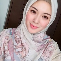 Ayana Moon pertama kali dibawa oleh Dian Pelangi ke Indonesia. Sekarang, Ayana Moon memiliki banyak sahabat di Indonesia, tak heran jika hal itu memengaruhi gaya hijabnya sehari-hari. Foto: Dok. Instagram