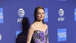 Selalu Cantik, Emma Stone Tampil Berbunga-bunga