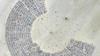 Festival Burning Man yang digelar di padang pasir Black Rock, Nevada, AS terekam jelas dari penginderaan jauh kepunyaan Digital Globe. Foto: Digital Globe