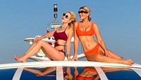 Liburan naik yacht mewah juga pernah dinikmati Hofit. Dari St Tropez sampai Italia pernah disambanginya. (Instagram/@hofitgolanofficial)