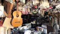 Agi mengelompokkan barang-barang dagangannya berdasarkan jenisnya. Lantai satu toko tersebut diisi dengan berbagai jenis barang elektronik.