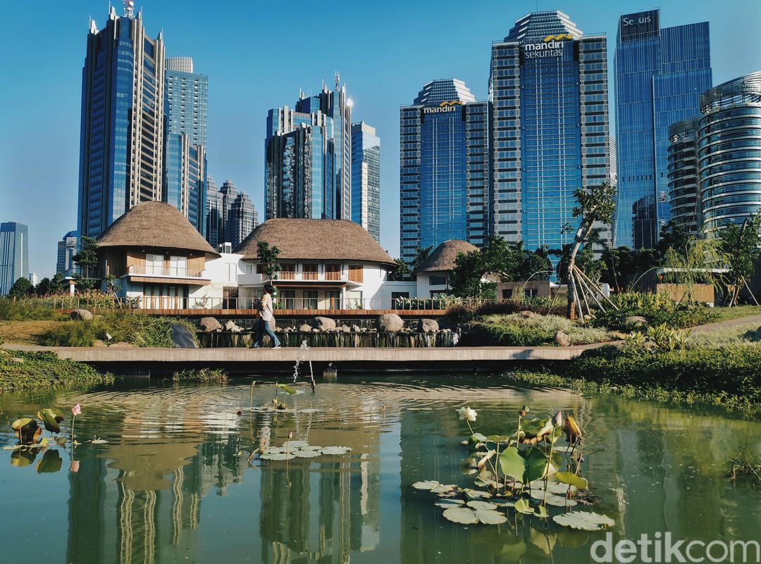 Jakarta punya alternatif tempat wisata yang sejuk dan bebas asap polusi selain mal. tempat wisata itu adalah hutan kota di kawasan Gelora Bung Karno. Penasaran?