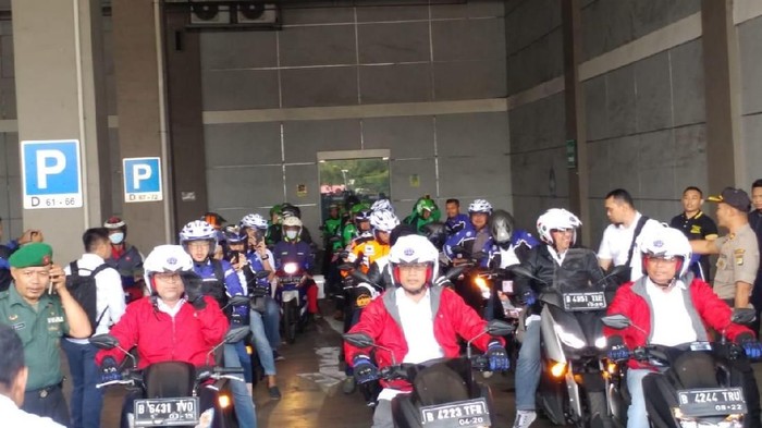 Menhub Konvoi Bareng Ojol dari Pulo Gebang ke Mal Aeon