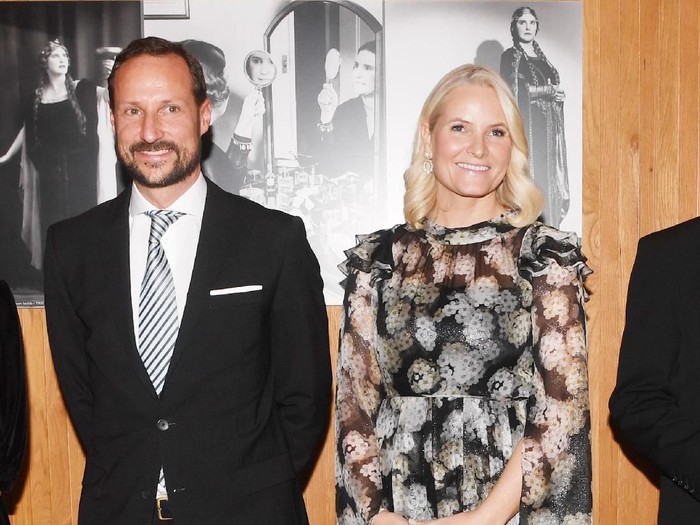 OSLO, NORWAY - OCTOBER 30: Norwegian Crown Prince Haakon and Crown Princess Mette Marit attend the Nordic Council Literature Prize at the Opera House on October 30, 2018 in Oslo, Norway. (Photo by Rune Hellestad/Getty Images)