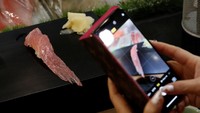 Para pelanggan pun mengambil gambar potongan ikan tuna sirip biru seharga Rp 43, 8 miliar.