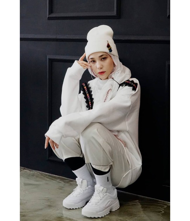 Si cantik yang tinggal di Korea Selatan ini tidak berdarah Korea. Ia asli Maroko, sehingga tak heran ia lihai berbahasa Arab. Nama aslinya adalah Harakat Ibtisam. Foto: Dok. Instagram