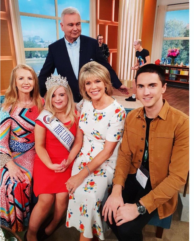 Sebagai ratu kecantikan, Kate punya misi spesial yakni untuk meningkatkan kesadaran publik akan down syndrome dan mendukung orang-orang muda yang berkebutuhan khusus. Foto: Dok. Instagram @kategrantmodel