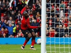 Romelu Lukaku mencetak gol kedua MU pada masa injury time babak pertama. Foto: Phil Noble/Reuters
