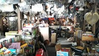 Barang-barang yang dijual mulai dari keperluan rumah tangga, elektronik, buku, pakaian, hingga hiasan rumah dapat ditemukan di bangunan tiga lantai itu.