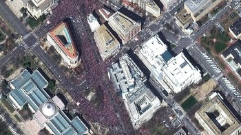 Sementara satu ini adalah gambaran salah satu demo protes terbesar di AS yang dipimpin oleh generasi mudi sejak era perang Vietnam. Foto: Digital Globe