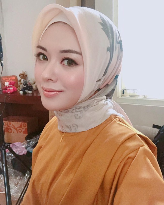 Siapa yang tak kenal Ayana Moon? Hijabers asal Korea Selatan itu kini sering sekali berkunjung ke Indonesia. Ia pun memiliki banyak fans dari Indonesia sehingga ia sering mendapatkan pekerjaan di sini. Foto: Dok. Instagram