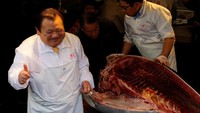 Presiden Kiyomura Co, Kiyoshi Kimura yang juga pengelola restoran Sushi Zanmai pun menggelar acara pemotongan ikan tuna termahal tersebut.