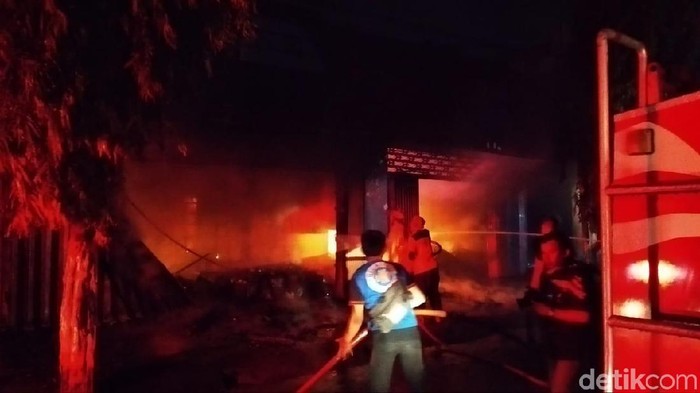 Ruko Bahan Sepatu di Mojokerto Terbakar, Pemilik Sempat Terjebak