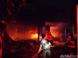 Ruko Bahan Sepatu di Mojokerto Terbakar, Pemilik Sempat Terjebak