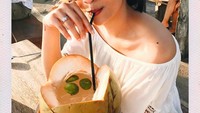 Pemain “Kujaga Garuda Atas Nama Cinta” ini mengklaim dirinya sebagai pencinta kelapa. Lihat saja gaya asyiknya menyeruput air kelapa.Foto: Instagram vanessaangelofficial