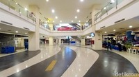 Lorong yang menghubungkan antar pintu masuk utama juga bersih dan luas.