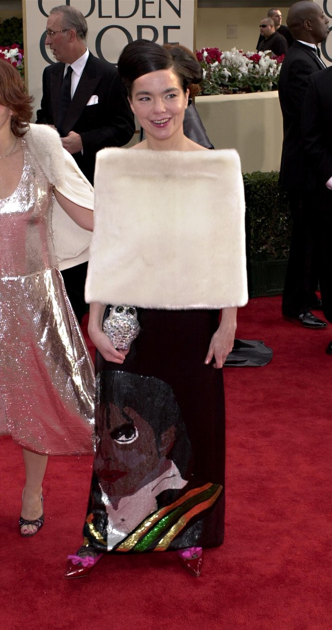 Bjork hadir dengan gaun bergambar wajah Michael Jackson di tahun 2001. Foto: Dok. Getty Images