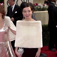 Bjork hadir dengan gaun bergambar wajah Michael Jackson di tahun 2001. Foto: Dok. Getty Images