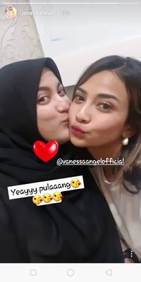 Jane Shalimar mencium Vanessa Angel yang baru saja dilepas polisi.