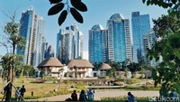 Berdasarkan papan petunjuk informasi, ada 10 titik fasilitas yang tersedia dalam kawasan hutan kota, yakni gerbang masuk dan keluar, kios komersil, pos keamanan, taman amphiteater, kolam trembesi, plaza utama, ruang ganti, toilet publik, amphiteater utama, dan cofftea house.