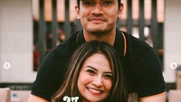 “Merasa sangat bersyukur, kuat, bahagia, dan dicintai. Terima kasih sudah bergabung bersamaku dalam perjalananku, terutama kamu @bibliss_ i love you!,” tulis Vanessa di keterangan foto.Foto: Instagram vanessaangelofficial