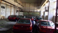 Menurut situs mobil setempat, semua mobil diproduksi pada tahun 1994 dan tidak pernah terdaftar untuk digunakan di jalan. Kebanyakan dari BMW ini adalah model 520 dan beberapa 525. Foto: Motor1