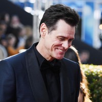 Saat remaja, Jim Carrey tinggal di dalam mobil van bersama keluarganya dan punya cita-cita setinggi langit, yakni jadi orang sukses. Bintang film The Mask ini keluar dari sekolah pada usia 16 tahun untuk menopang kehidupan keluarga dan audisi untuk beberapa peran kecil di film. Siapa sangka kini Jim jadi aktor besar tanpa ikut sekolah akting. Foto: Frazer Harrison/Getty Images