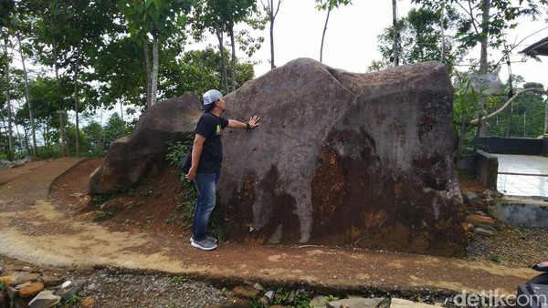 Sebagian warga percaya dengan mitos naik batu akan sakit kepala dan kesurupan. Bahkan beberapa warga mengaku melihat batu itu bercahaya pada malam tertentu, seperti malam Jumat Kliwon (Dadang/detikTravel) Sebagian warga percaya dengan mitos naik batu akan sakit kepala dan kesurupan. Bahkan beberapa warga mengaku melihat batu itu bercahaya pada malam tertentu, seperti malam Jumat Kliwon (Dadang/detikTravel)