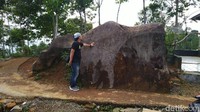Sebagian warga percaya dengan mitos naik batu akan sakit kepala dan kesurupan. Bahkan beberapa warga mengaku melihat batu itu bercahaya pada malam tertentu, seperti malam Jumat Kliwon (Dadang/detikTravel)