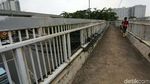 Aduh! Tangga JPO Dewi Sartika Ada di Tengah Jalan