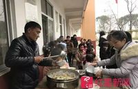 Setiap Hari Kepala Sekolah Ini Memasak Untuk Seluruh Muridnya