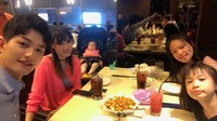 Hidangan seafood jadi pilihan Lee saat makan malam bersama keluarga lengkapnya. Lee benar-benar sayang dengan keluarga nih. Foto: Instagram @leejeonghoon