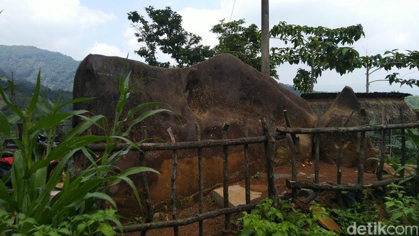 Inilah Batu Kuda, yang disebut demikian karena menyerupai hewan kuda. Konon, mitos menaiki batu ini sangat kental (Dadang/detikTravel) Inilah Batu Kuda, yang disebut demikian karena menyerupai hewan kuda. Konon, mitos menaiki batu ini sangat kental (Dadang/detikTravel)